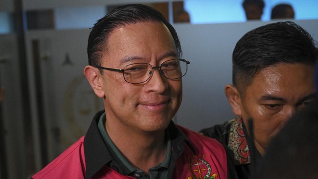 Tom Lembong Saat Mengenakan Rompi Tahanan Usai Ditetapkan Tersangka Korupsi Impor Gula