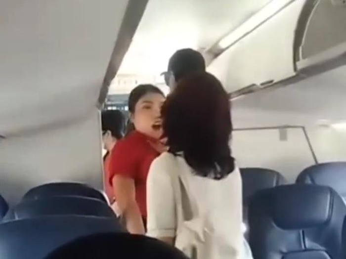 Tangkapan Layar Anggota DPRD Sumut Diduga Cekik Pramugari Wings Air